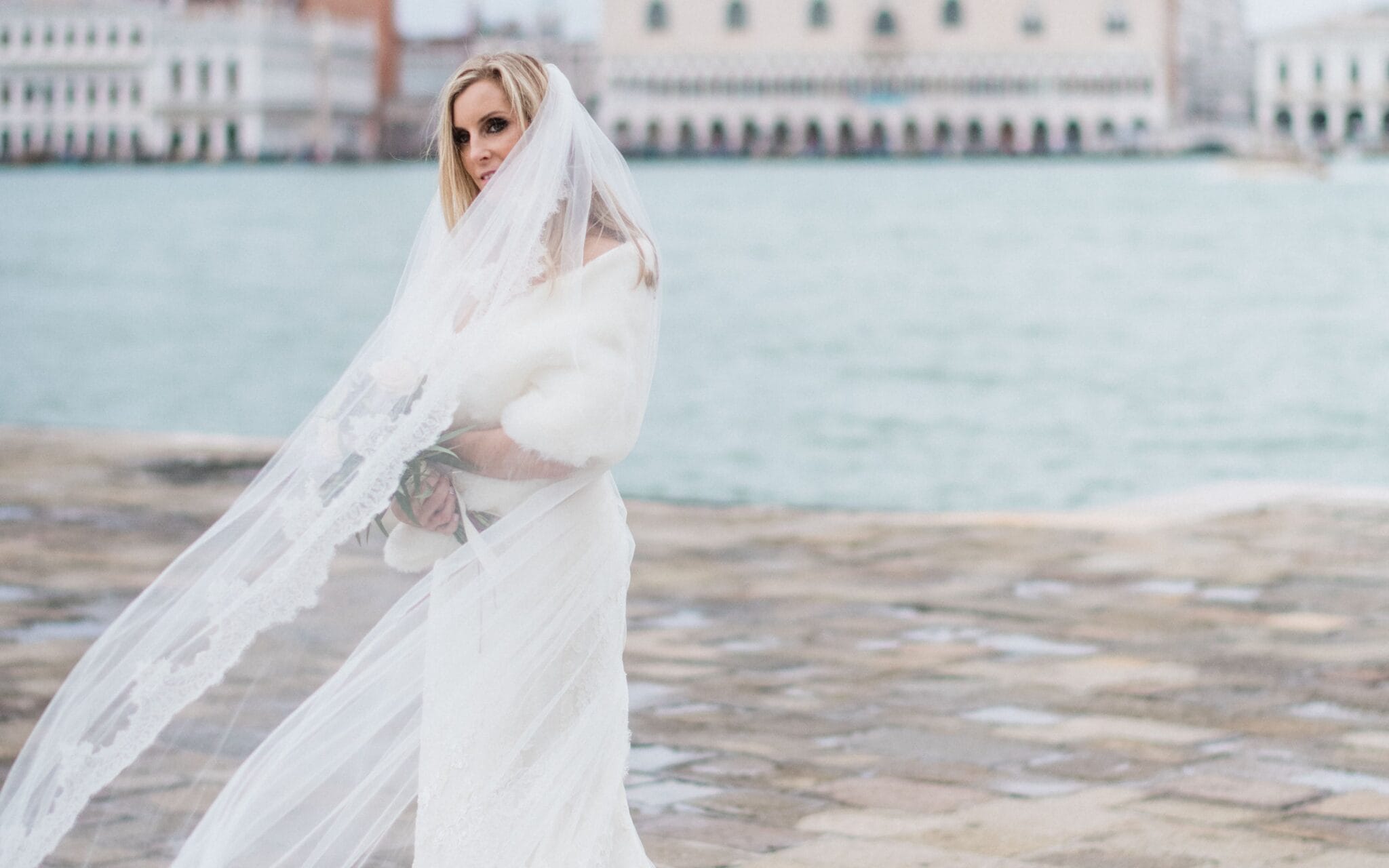 Sposa di spalle davanti al bacino di San Marco