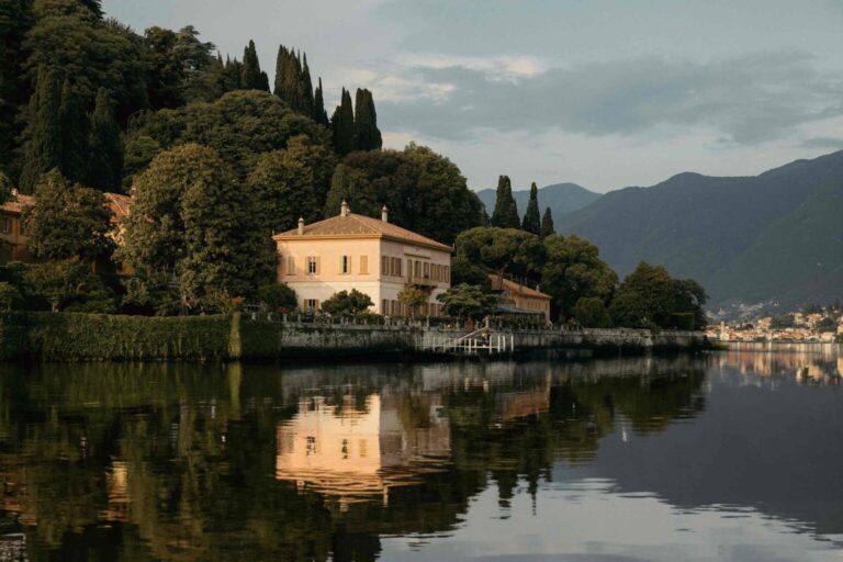 Tavolo imperiale allestito su una terrazza affacciata sul lago