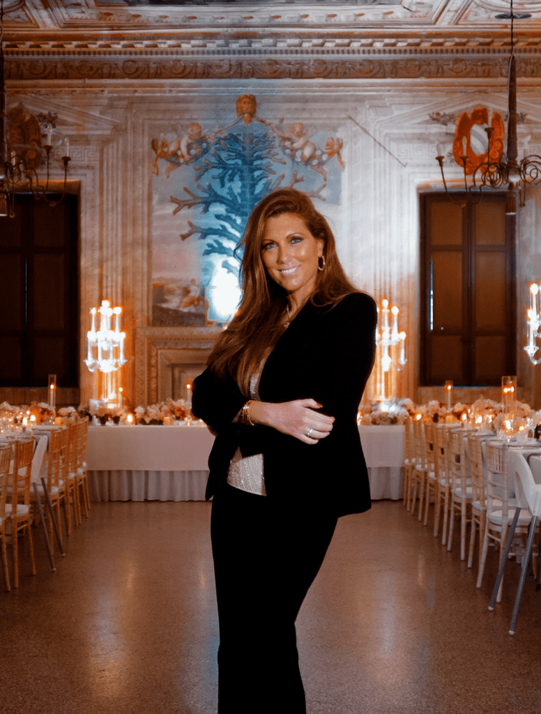 Claudia Carrara in una sala affrescata allestita per un ricevimento